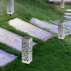 Balises solaires pour éclairer le jardin
