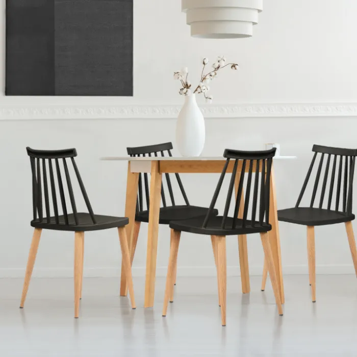 Chaises à barreaux noires style scandinave