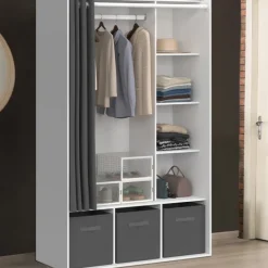 Dressing penderie blanc avec rideaux gris