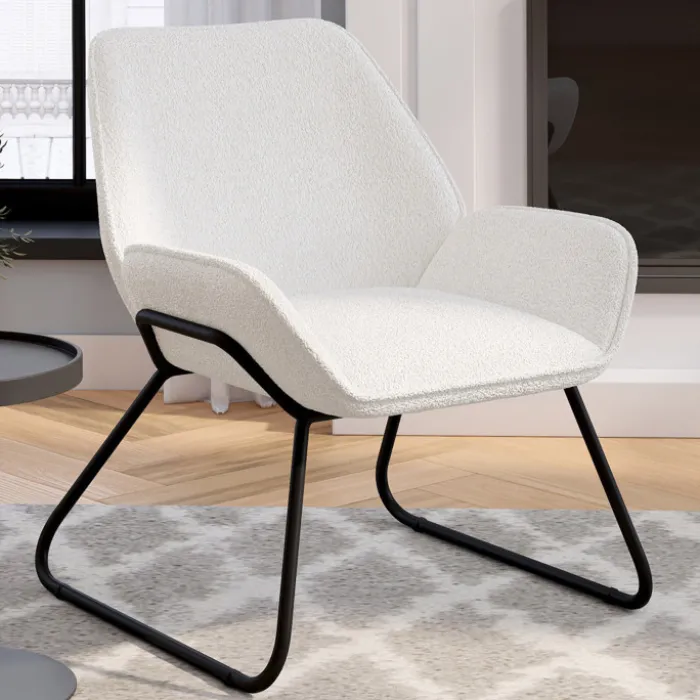 Fauteuil en tissu bouclette et pieds métal noirs