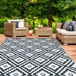 Grand tapis noir pour terrasse et extérieur