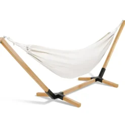 Hamac coloris écru en toile avec support bois
