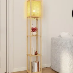 Lampadaire naturel en bois clair avec étagères et abat-jour carré effet cannage