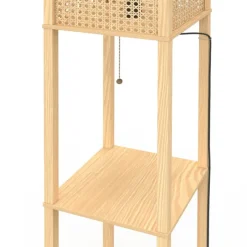 Lampadaire naturel en bois clair avec étagères et abat-jour carré effet cannage