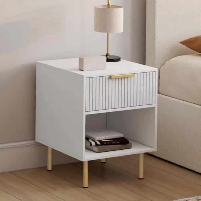 Lot de 2 tables de chevet bois blanc avec 1 tiroir lattes tasseau, une niche et pieds doré