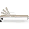Lot de 2 transats de jardin inclinables avec tablettes en acier blanc et toile beige