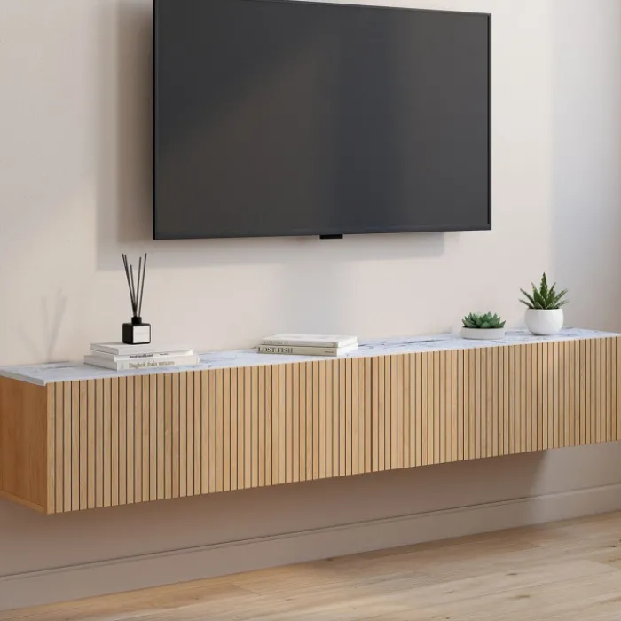 Meuble TV 180 cm suspendu plateau effet marbre lattes tasseau bois coloris chêne