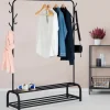 Portant vêtements en métal noir avec étagères à chaussures