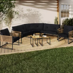 Salon de jardin bas 8 places salon d'angle structure métal noir, cordage effet rotin clair et coussins noirs