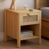 Tables de nuit en bois clair avec un tiroir et une niche