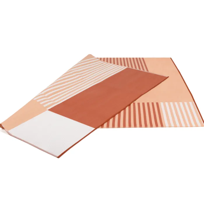 Tapis extérieur terracotta à formes géométriques