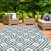 Tapis extérieur terrasse motifs géométriques gris et blanc