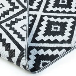 Tapis extérieur terrasse motifs géométriques noir et blanc 160 x 260 cm