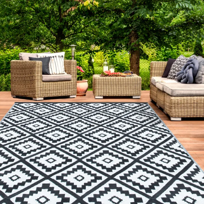 Tapis extérieur terrasse motifs géométriques noir et blanc 160 x 260 cm
